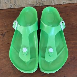 Birkenstock gizeh green plastic sandal (size 36 / 6)